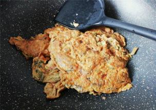 翻面也煎制金黄，翻炒一遍即可装盘食用
