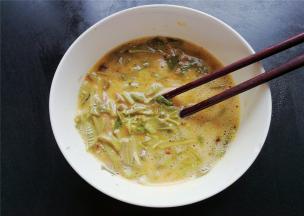 鸡蛋碗中放入细盐，辣酱搅拌均匀，再放入香椿丁继续搅拌均匀