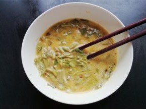 鸡蛋碗中放入细盐，辣酱搅拌均匀，再放入香椿丁继续搅拌均匀