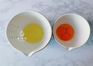 首先把鸡蛋，蛋黄和蛋白分离备用