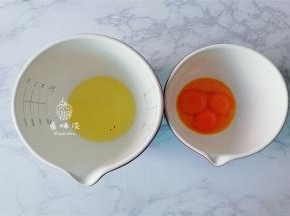首先把鸡蛋，蛋黄和蛋白分离备用