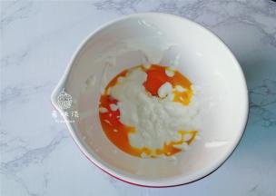 在蛋黄盆里倒入酸奶