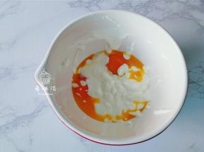 在蛋黄盆里倒入酸奶