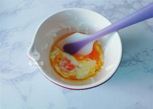 再把色拉油倒入混合均匀