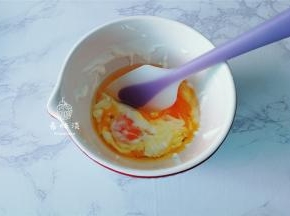 再把色拉油倒入混合均匀