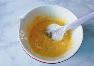 接着筛入小米蛋糕粉，跟蛋黄糊混合均匀，用Z字手法混合到无干粉，无颗粒为止