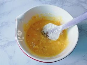 接着筛入小米蛋糕粉，跟蛋黄糊混合均匀，用Z字手法混合到无干粉，无颗粒为止