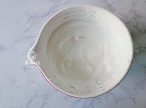 在蛋白盆里倒入几滴白醋，倒入3分之1白砂糖开动打蛋器打发，打到粗泡再倒入1半的白砂糖继续打发，快打发完成倒入最后的白砂糖，打至干性就行，拉勾不塌