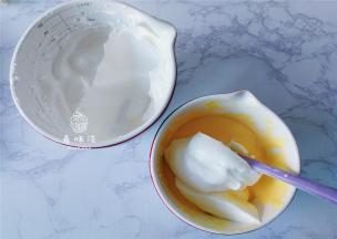 取适量的蛋白霜到蛋黄糊中，翻拌混合均匀，
