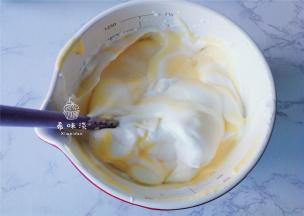 再倒回蛋白霜的大盆里，继续跟蛋白霜翻拌均匀即可，切勿搅拌过度哦。