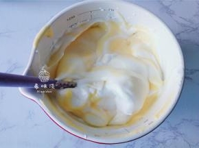 再倒回蛋白霜的大盆里，继续跟蛋白霜翻拌均匀即可，切勿搅拌过度哦。