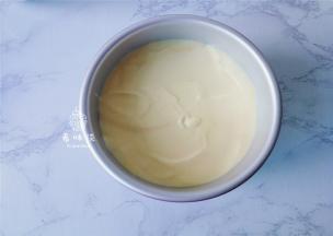 把混合好的蛋糕糊倒入模具里，这里我用学厨6寸加高的蛋糕模具，再震动模具震出大气泡