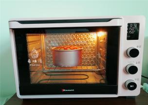 烤箱150度预热下，把模具放在中下层，上下管150度 烤制45分钟