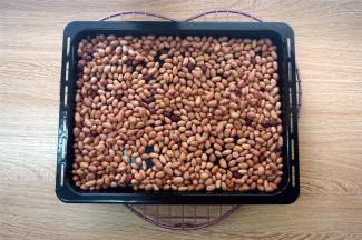 花生放入上下火150度的烤箱烘烤20分钟，冷却后去皮，然后放入烤箱中层，100度保温，将黄油也放入烤箱，热融化备用。