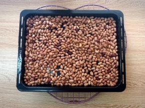 花生放入上下火150度的烤箱烘烤20分钟，冷却后去皮，然后放入烤箱中层，100度保温，将黄油也放入烤箱，热融化备用。