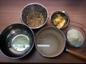 准备制作牛轧糖的所有食材，将白色麦芽糖、清水、细砂糖放入不粘牛奶锅中。