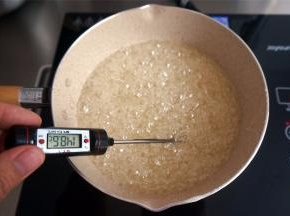 继续中小火熬制糖浆，夏天制作牛轧糖，糖浆温度建议熬至150度左右，测量温度时要将糖浆搅拌均匀，测出来的温度才稳定且准确。