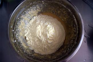 加入奶粉，拌均匀。