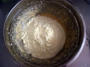 加入奶粉，拌均匀。