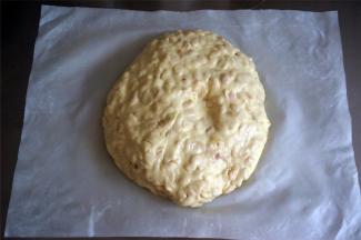 将混合物倒到不粘油布上，借助油布反复按压揉搓牛轧糖，这样做的好处是让牛轧糖更有韧性，口感更好。