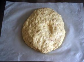 将混合物倒到不粘油布上，借助油布反复按压揉搓牛轧糖，这样做的好处是让牛轧糖更有韧性，口感更好。