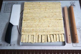 每个长条分成6粒长方形的牛轧糖，该配方一共可以做出108粒牛轧糖成品。