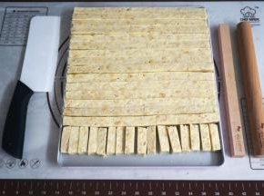 每个长条分成6粒长方形的牛轧糖，该配方一共可以做出108粒牛轧糖成品。