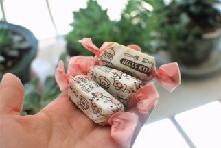 夏天，将做好的牛轧糖放冰箱冷藏或冷冻保存。