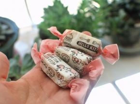 夏天，将做好的牛轧糖放冰箱冷藏或冷冻保存。