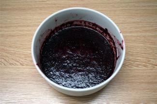 桑葚去蒂，泡淡盐水半小时，用水冲洗干净后，再用清水泡10分钟，滤去清水，加入5克柠檬汁，用料理机搅打成果泥。