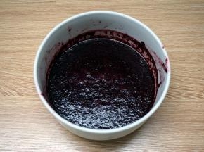 桑葚去蒂，泡淡盐水半小时，用水冲洗干净后，再用清水泡10分钟，滤去清水，加入5克柠檬汁，用料理机搅打成果泥。