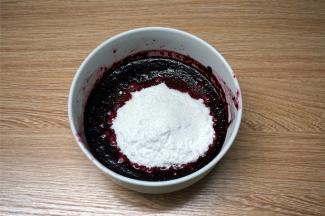 将40克细砂糖加入到桑葚果泥中，拌至糖完全融合，放入一旁备用。