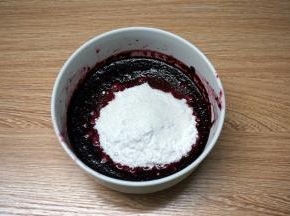 将40克细砂糖加入到桑葚果泥中，拌至糖完全融合，放入一旁备用。