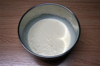 100克淡奶油搅打至6分发，还能流动的状态。