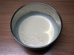 100克淡奶油搅打至6分发，还能流动的状态。