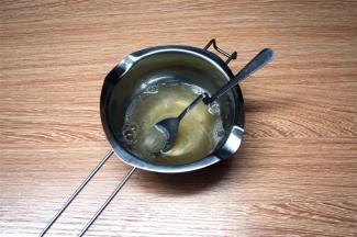 10克吉利丁粉加入50克纯净水，隔热水融化。