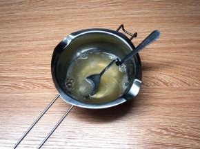 10克吉利丁粉加入50克纯净水，隔热水融化。