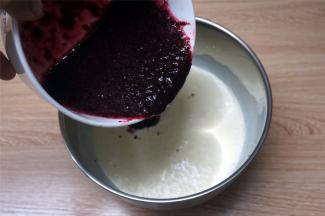 将桑葚果泥和淡奶油混合。