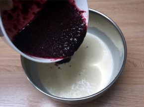 将桑葚果泥和淡奶油混合。