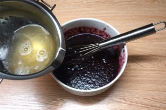 将吉利丁液加入到桑葚果泥中，拌均匀。