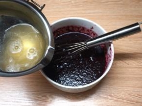 将吉利丁液加入到桑葚果泥中，拌均匀。