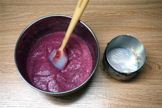 4寸加高慕斯圈底部封上保鲜膜，然后包上一层锡纸。