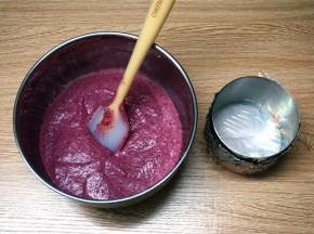 4寸加高慕斯圈底部封上保鲜膜，然后包上一层锡纸。