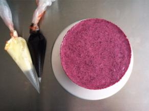 准备20克打发了的淡奶油，少许巧克力甘纳许，并将慕斯脱模。