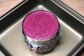 将慕斯液倒入慕斯圈中，表面封上保鲜膜，放冰箱冷藏4个小时。此配方分量刚好可以装满一个4寸加高慕斯圈。