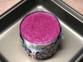 将慕斯液倒入慕斯圈中，表面封上保鲜膜，放冰箱冷藏4个小时。此配方分量刚好可以装满一个4寸加高慕斯圈。