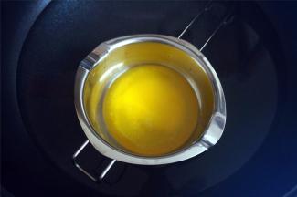 黄油隔水融化。