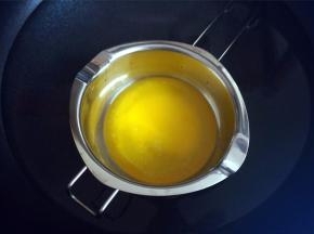 黄油隔水融化。