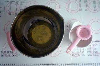 分离出5个蛋清，上下火150度预热烤箱。将水浴盘也放入烤箱中下层同时预热。