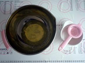 分离出5个蛋清，上下火150度预热烤箱。将水浴盘也放入烤箱中下层同时预热。